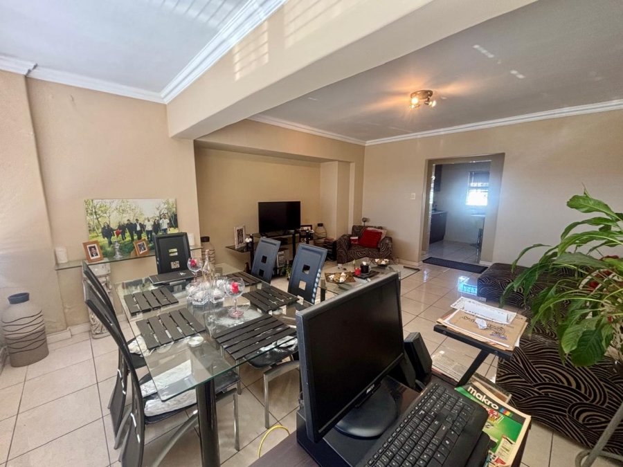 2 Bedroom Property for Sale in Goodwood Central Western Cape
